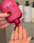 Dore Rooibos Face Wash dat in de hand wordt gegoten