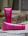 Dore Rooibos Masker en Scrub op een stenen ondergrond