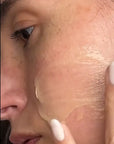 Vrouw gebruikt rooibos huidverzorging masker voor zachte huid