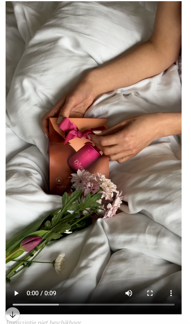 Roze Dore Rooibos Cosmetics huidverzorgingsproducten op een zachte stof, met bloemen als detail.