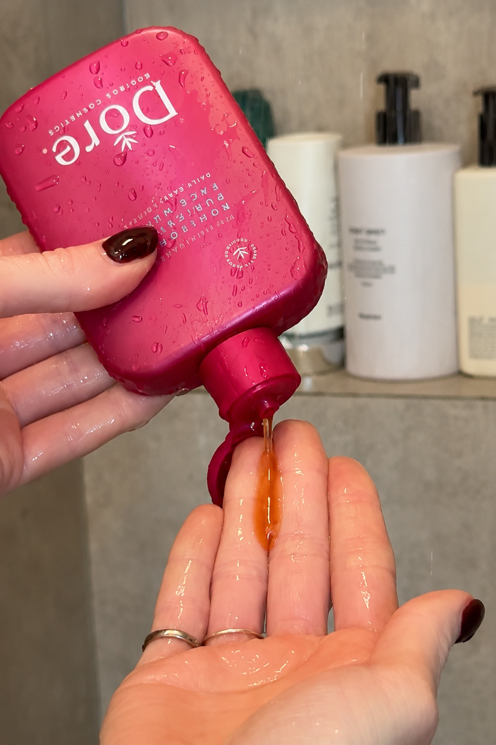 Dore Rooibos Face Wash dat in de hand wordt gegoten