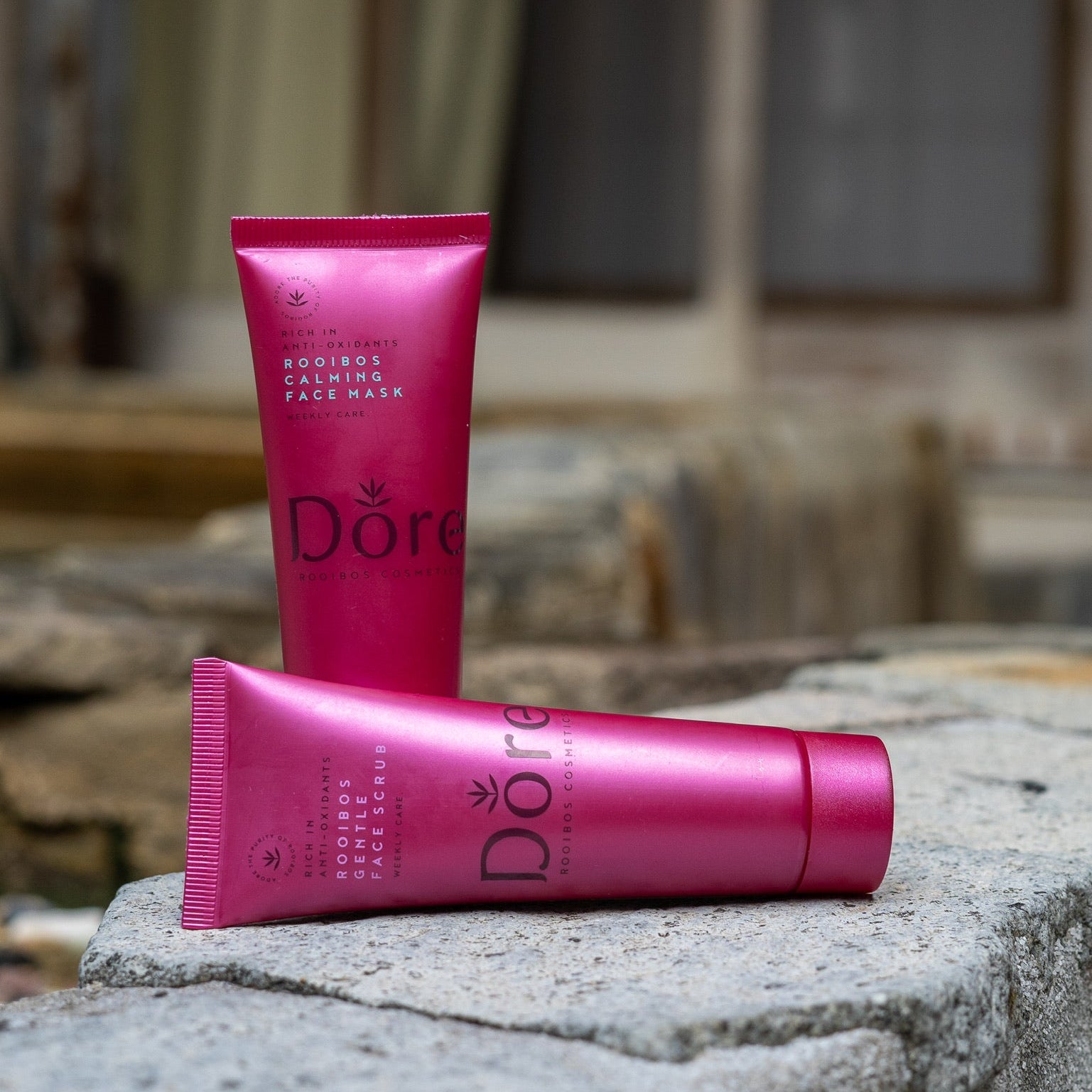 Dore Rooibos Masker en Scrub op een stenen ondergrond