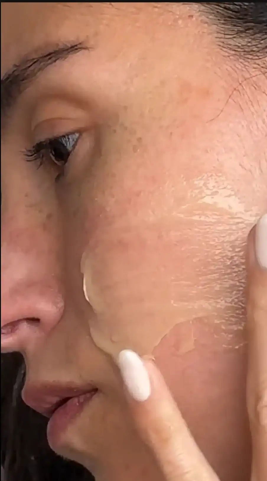 Vrouw gebruikt rooibos huidverzorging masker  voor zachte huid